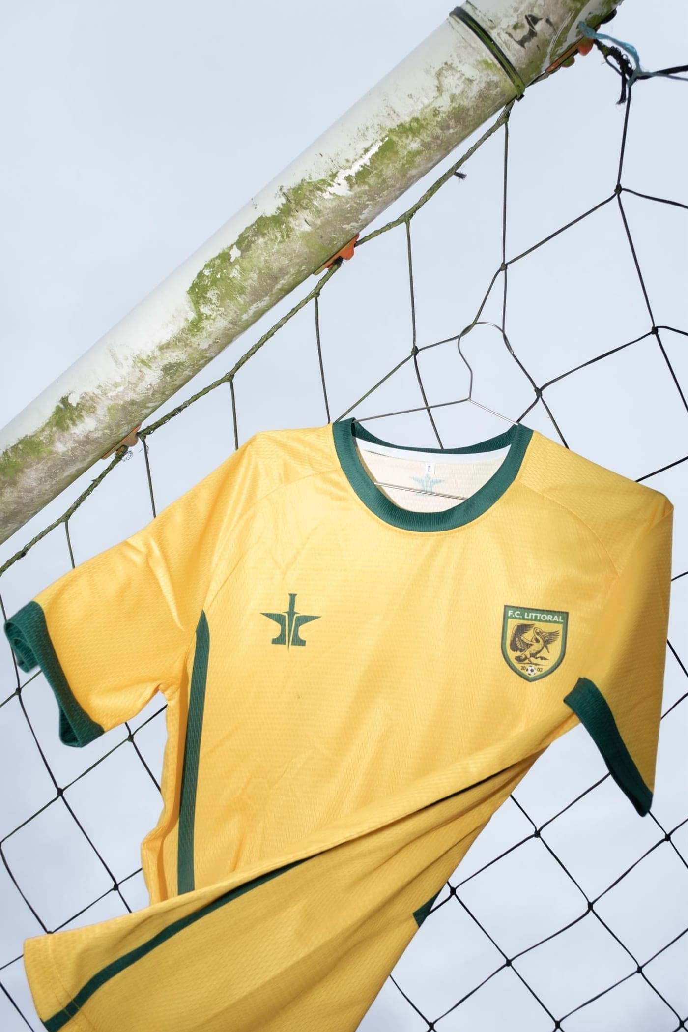 Maillot domicile joueur 2026/2027, or et vert, signé LEMNOS
