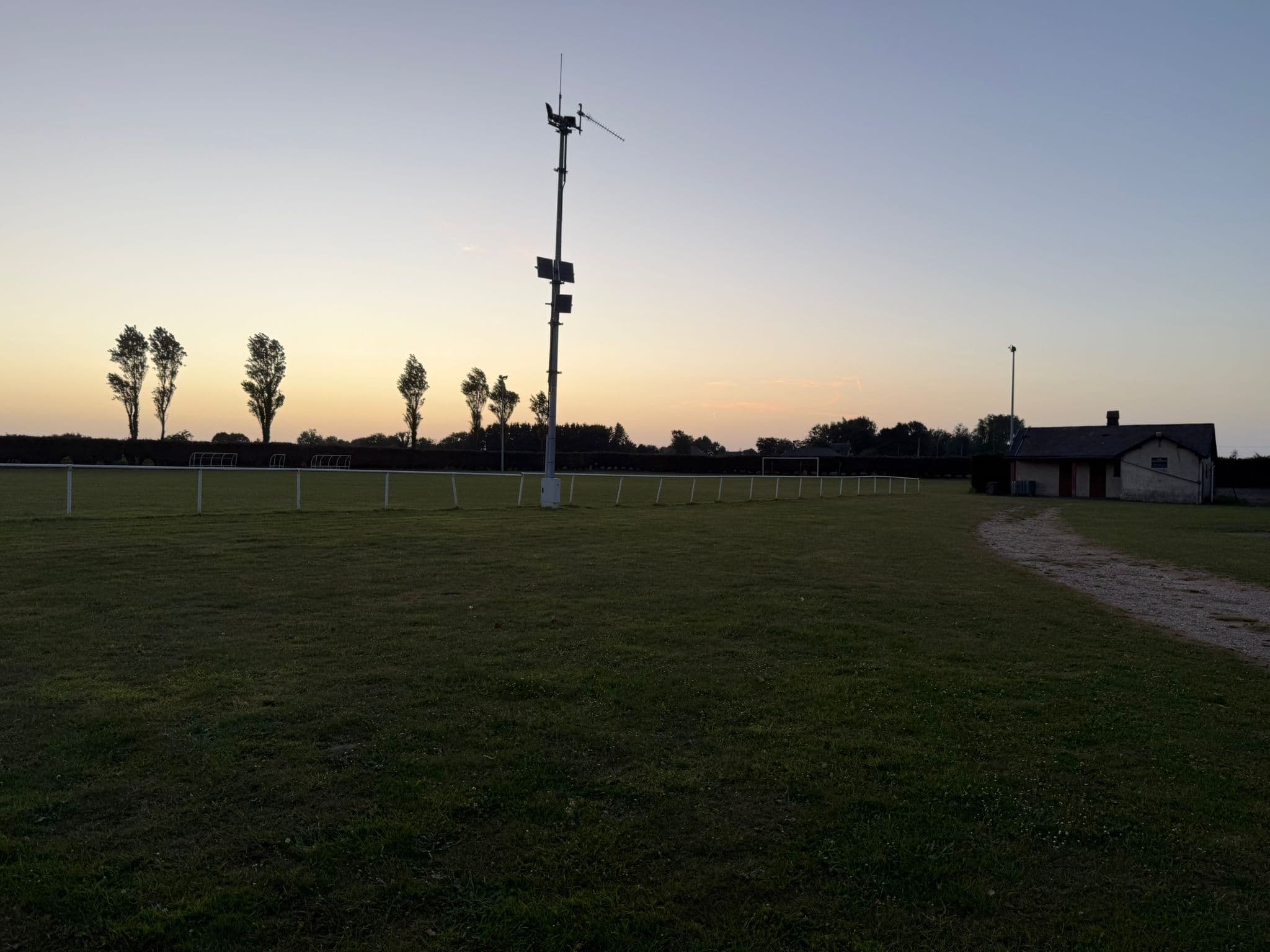Le stade du F.C. Littoral à Heuqueville au coucher du soleil
